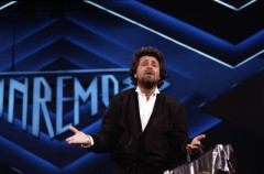 Beppe Grillo canterà a Sanremo?